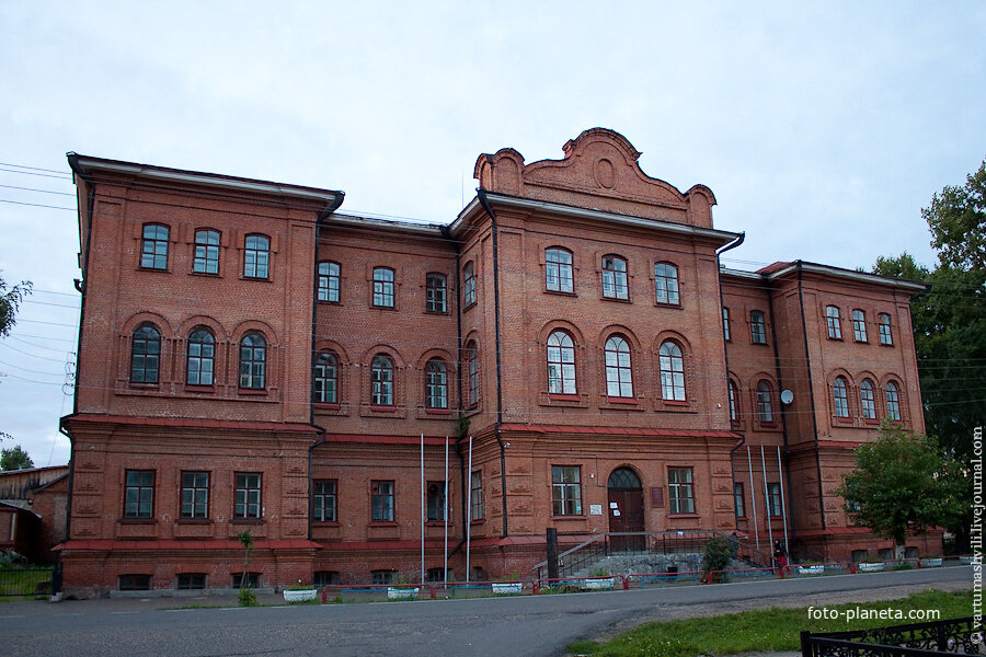 Енисейский дворец. Енисейский краеведческий музей города енисейска. Енисейский дворец. И кытманова. Здание мужской гимназии енисейск.