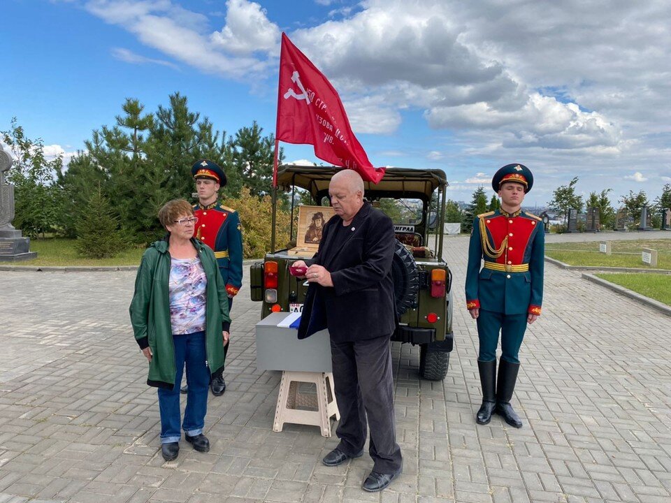     Сегодня родным передали орден и останки красноармейца. Фото: Александр Кузнецов.