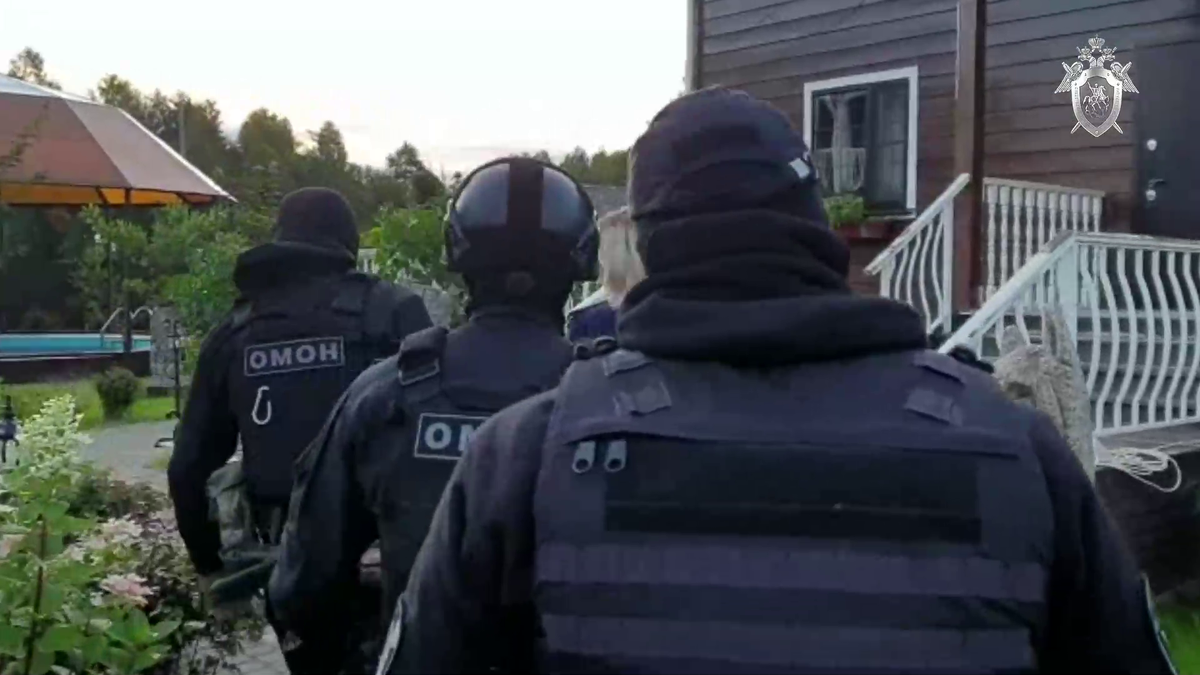 Обыски у подозреваемых проходили с участием ОМОН. Фото с https://lenobl.sledcom.ru/news/item/1721275/