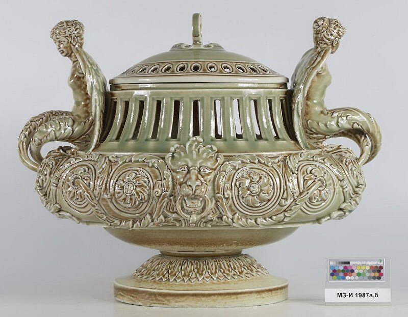Ароматница с крышкой. Российская империя 1899 г., "Государственный Эрмитаж". https://goskatalog.ru/