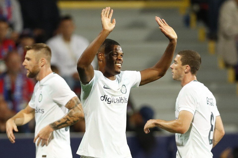     "Интер" победил "Викторию" в Лиге Чемпионов.  REUTERS