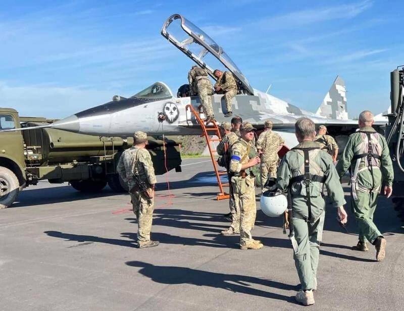 Возвращение в строй с пенсии: ВСУ показали седовласых лётчиков истребителей МиГ-29 Scale_1200