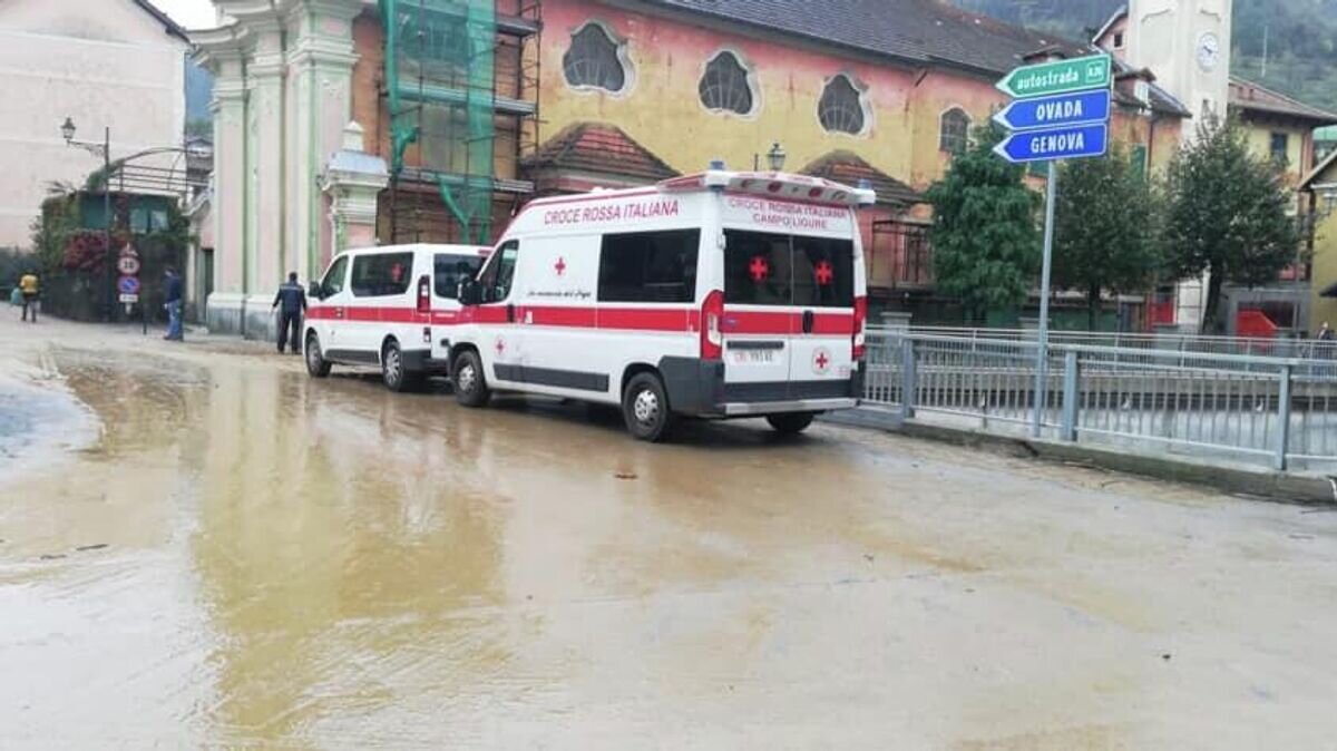    Автомобили службы спасения во время последствий непогода в городе Кампо-Лигуре на северо-западе Италии © Фото : Comune di Campo Ligure