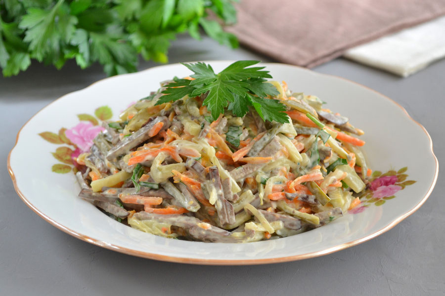 Рецепт Слоёный салат из жареной печени с солёным огурцом, морковью и яйцом