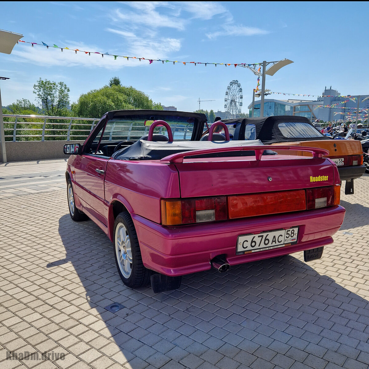 Мягкий складной верх не имеет электропривода и вручную прячется за спинками сидений.