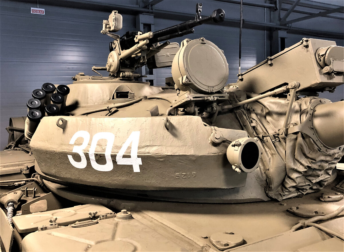 На правом борту башни установлено 8 дымовых гранатометов системы 902Б "Туча" ( комплектовались не все машины)