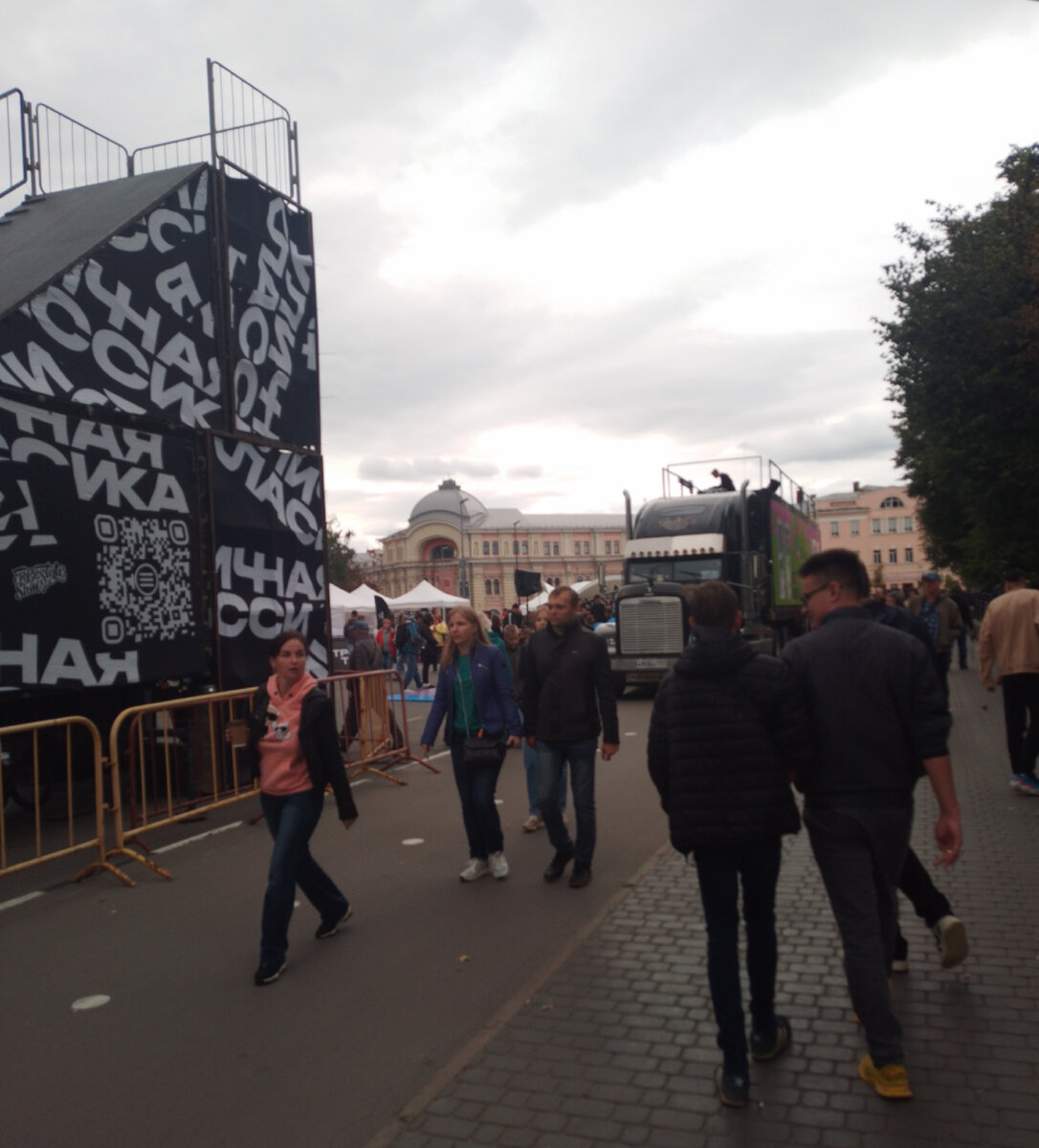 Нашему городу -877, но он  как всегда молод, красив, хорош собой, да ещё в в полном расцвете сил, радует своих жителей и гостей, историческими  памятниками, итересными музеями, замечательными...-34