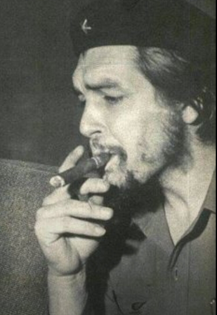 Че с сигарой.