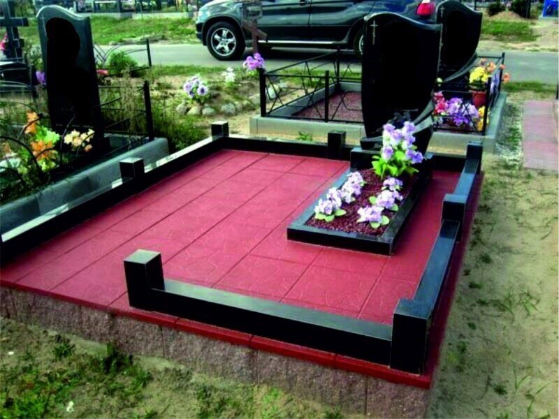 Оформление могилы на кладбище цены. Благоустройство могилы на кладбище в Воронеже. Тротуарная плитка на могилу. Благоустройство могил тротуарной плиткой. Плиты для облагораживания могил.
