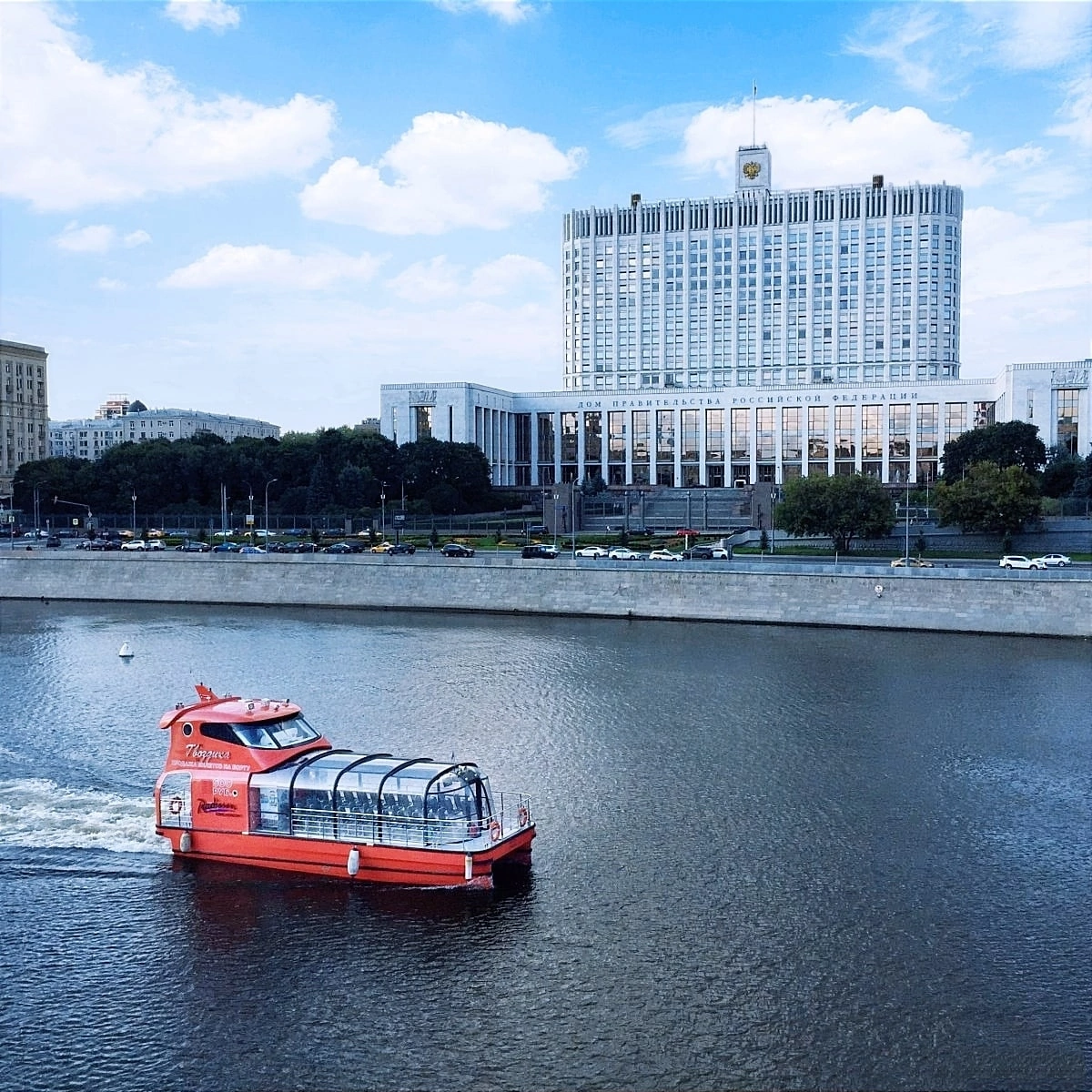 В Москве запустили новый бесплатный теплоходный маршрут.

Бесплатный живописный прогулочный маршрут "Печатники — Южный речной вокзал — Печатники" запустили в Москве, сообщается в столичном департамента транспорта.

"С 16 сентября для всех гостей столицы доступен бесплатный живописный прогулочный маршрут "Печатники — Южный речной вокзал — Печатники"", - говорится в сообщении.
Отмечается, что маршрут начинается от причала "Печатники" и следует с остановками у причалов "Кленовый бульвар", "Южный речной вокзал", доходит до Автозаводского моста, а затем движется в обратном направлении до "Печатников". Теплоходы будут отходить с причала "Печатники" каждые полчаса, ежедневно с 10.00 до 22.00.

Работать на маршруте будут четыре теплохода "Цветочной флотилии". "Это яркие, небольшие и уютные суда типа "кабриолет". Впервые они вышли на Москву-реку в 2019 году", - дополняется в сообщении.

#travelgrouprussia #пропутешествиярф #москва #туризм #новости