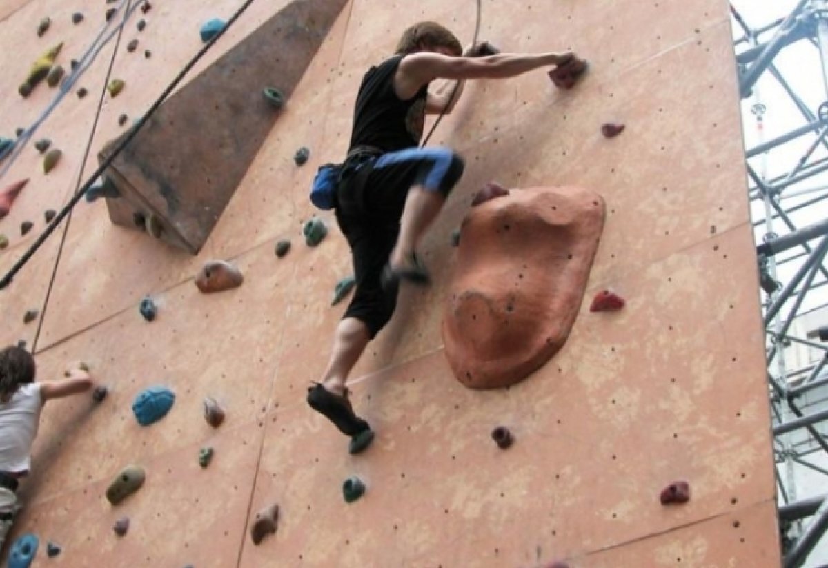 Стена по которой лазают. Стена для скалолазания. Стена по которой лазают. Человек лезет на стену. Стена по которой лазают.