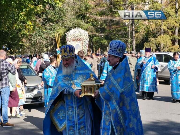    Крестный ход православных проходит по улицам Оренбурга Андрей Севостьянов