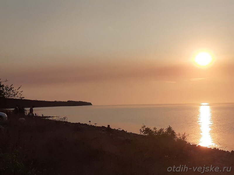 купание в тёплых волнах Азовского моря  на закате