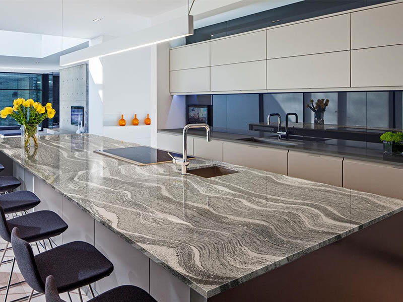 Островная столешница из агломерата Roxwell (фабрика Камбрия)