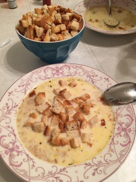 Сырный суп с курицей и гренками. 
