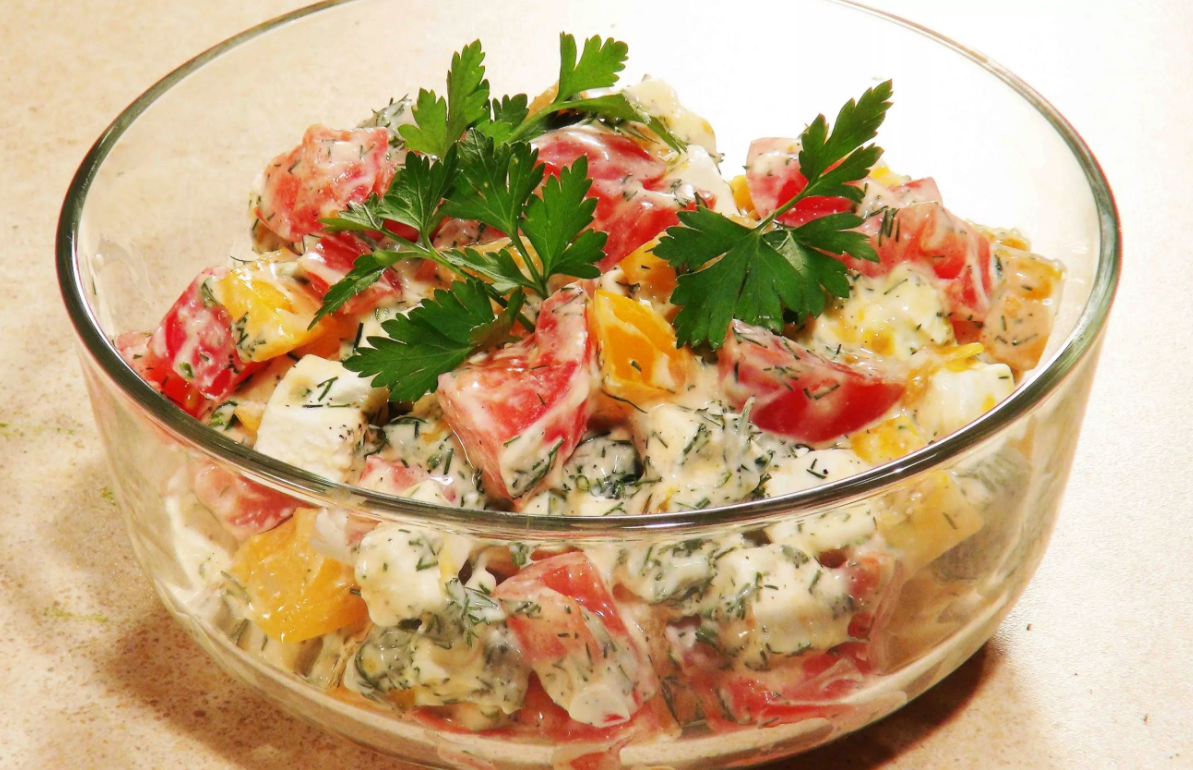 Салат с помидорами, крабовыми палочками, сыром и чесноком