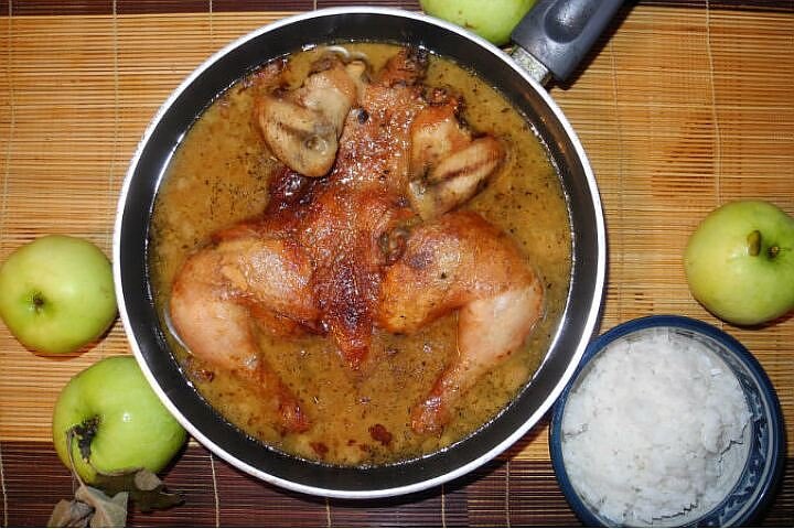 Курица в яблочном соке
Фото: Ульяна СКОЙБЕДА