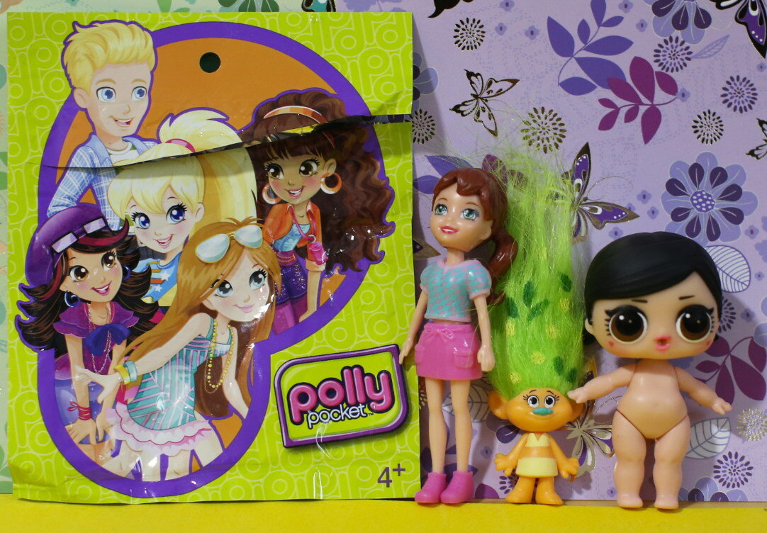 Кукла Полли Покет рядом с троллем от Hasbro и куколкой ЛОЛ.
