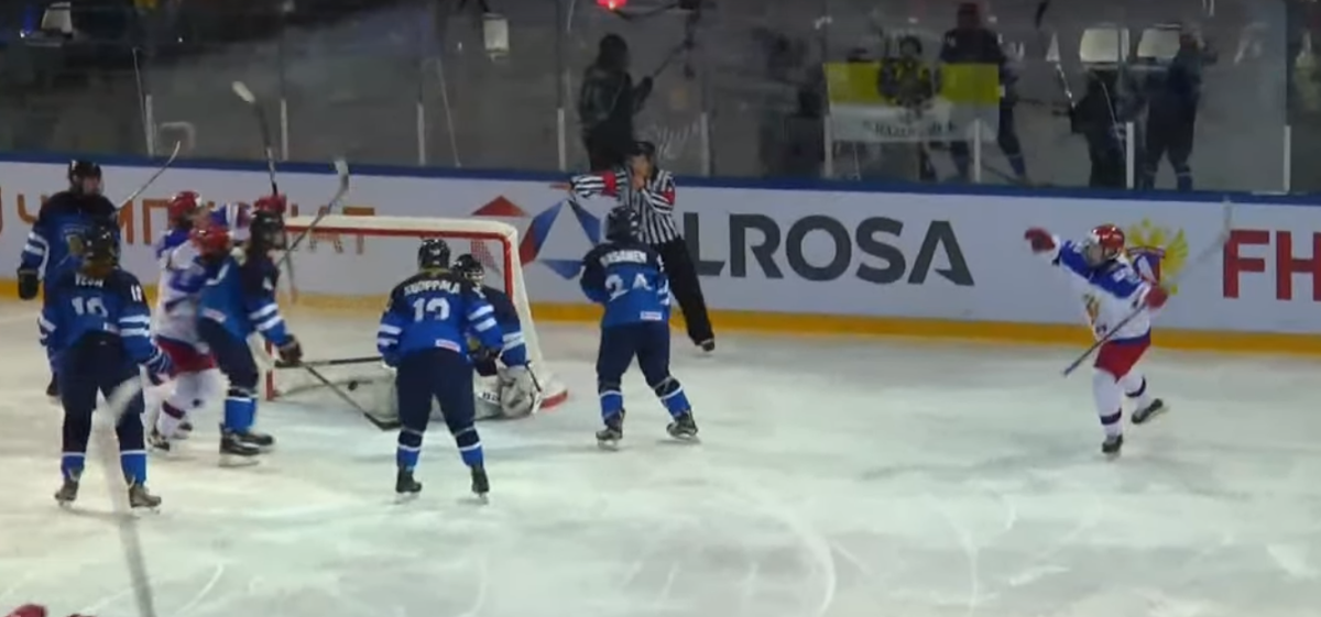 Мария Александрова отправляет шайбу в ворота сборной Финляндии