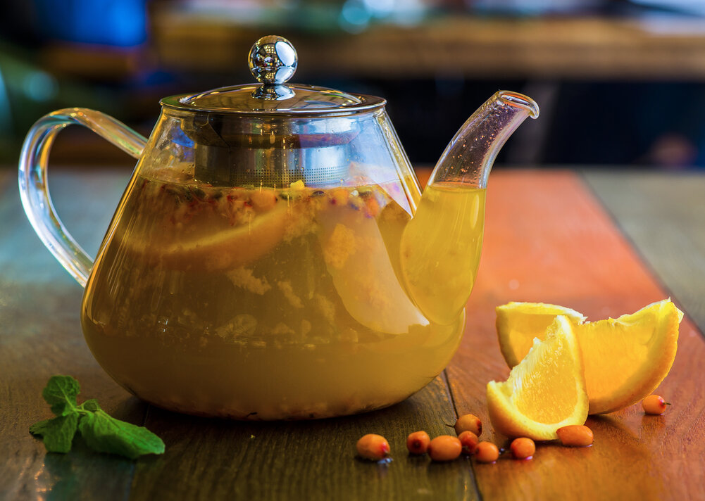 Пить облепиховый чай. Чай с облепихой и апельсином. Чай с облепихой и апельсином и имбирем. Чай облепиха имбирь. Облепиховый чай Эстетика.
