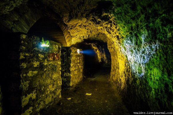 Привет всем. Собственно, будучи в 35 батарее я посмотрел фильм про то, как людей раненых во время битвы за Севастополь помещали в подземный госпиталь в штольнях и я решил во что бы то не стало его разыскать. Собственно, знаю, что их было несколько, я нашел два небольших, один сохранился получше, другой похуже. 

Фото 1. 
