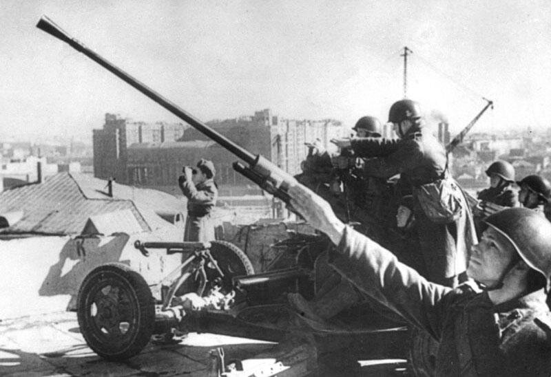 Советские зенитчики ведут огонь из 72-К