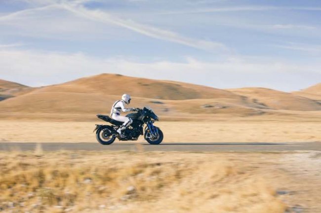 Мотоцикл – это такое транспортное средство, у которого традиционно два колеса: переднее и заднее. Существуют так называемые «тривиллеры», транспортные средства на трех колесах. В их числе есть и мотоциклы. Чаще всего пара колес у них расположена сзади, вот только не в случае с Yamaha Niken, новым высокопроизводительным спортивным мотоциклом, который решил, что уверенно стоять на дороге можно только двумя колесами спереди!

