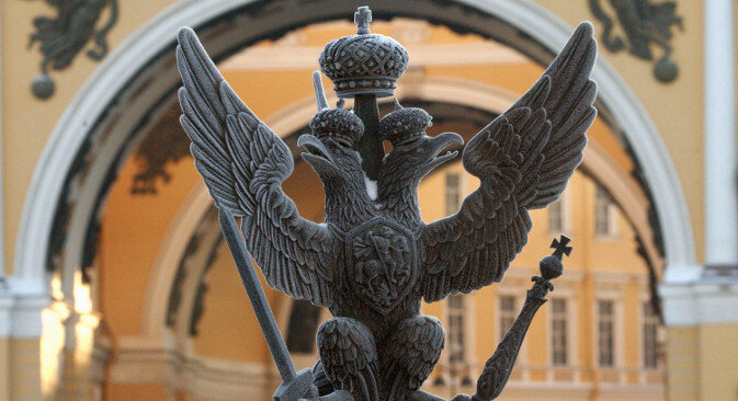Двуглавый Орел Трехглавый. Двуглавый Орел скульптура. Трёхглавый орёл Российской империи. Флюгер Петергофа двуглавый Орел.