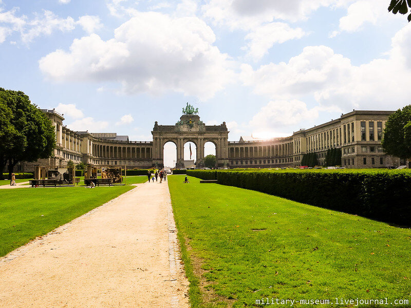 2. Королевский музей военной истории находится в левом крыле Триумфальной арки

