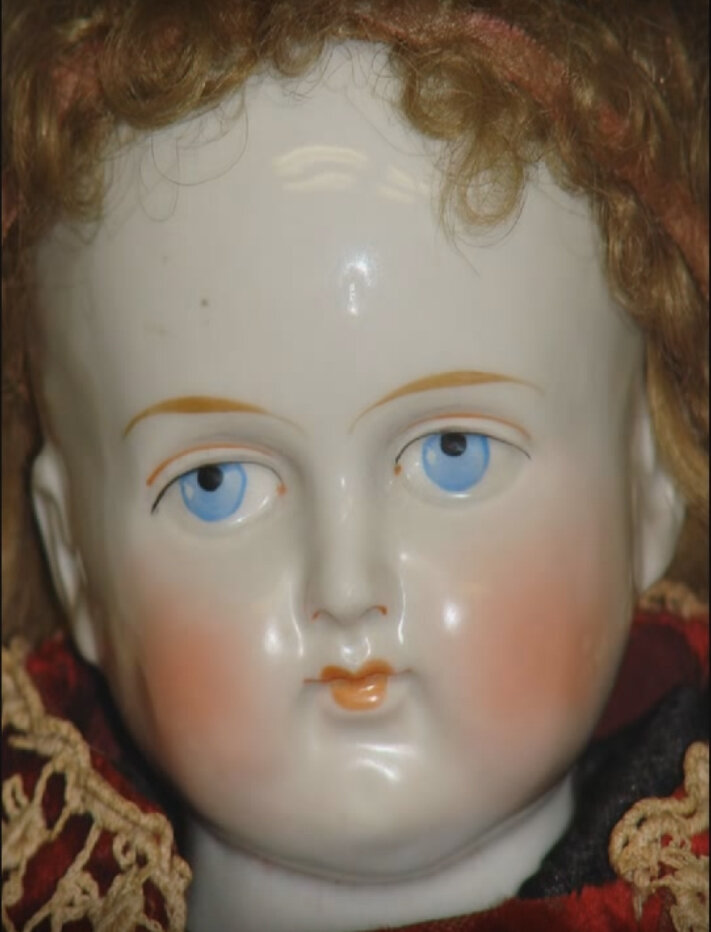 Когда вы подносите Каролину к уху, то можете услышать демонический шепот. 