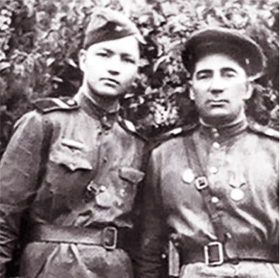 Молодой боец Алексей Ванин (слева)