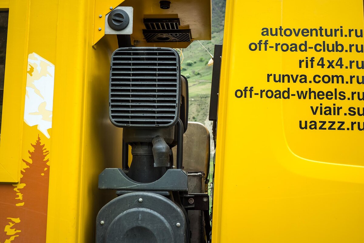 Заливная горловина запасного бака находится на высоте кабины. Это не очень удобно, но бак предназначен для особых случаев, а там удобство на втором месте.