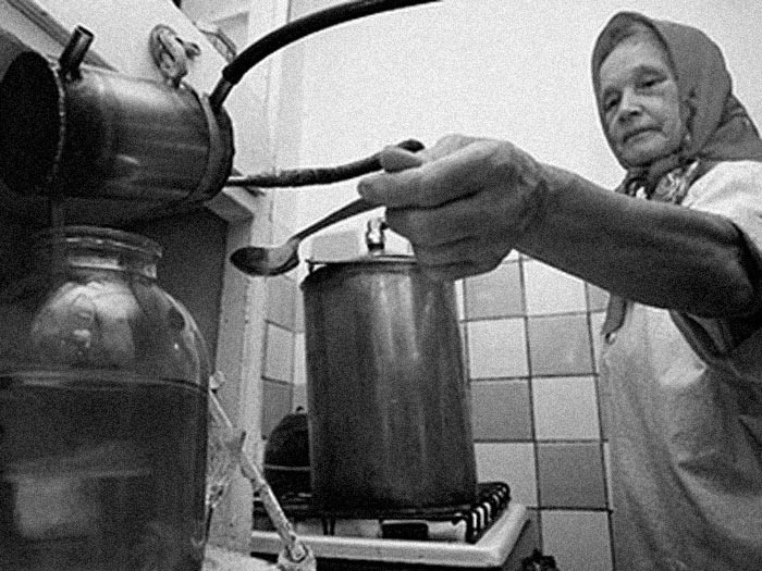 Неизвестная бабушка варит самогон.