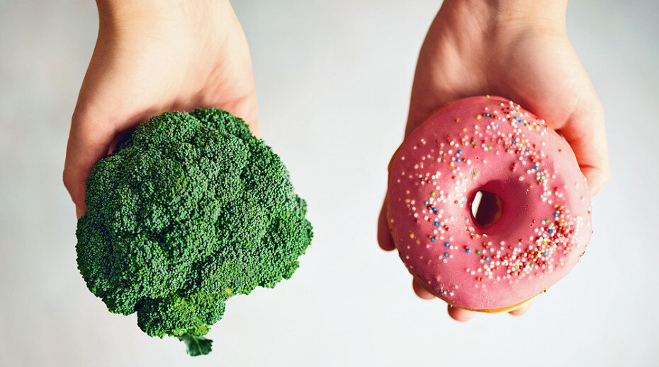 
  Второй принцип — внутренняя потребность. Ты можешь позволить себе и пиццу, и макароны... если чувствуешь, что хочешь. Главное — не цифры на весах, а внутренние ощущения и комфорт.   Иначе ты стрессуешь, загоняешь себя в жесткие стереотипные рамки.   Дома можно хранить «запрещенку», те же шоколадки или мороженое. Ешьте при условии, что действительно голодны и хотите именно шоколадку. Через пару дней интерес пропадает... потому что больше нет запрета. Наше тело не выбирает такие продукты, их выбирает наш мозг (для которого запретная еда становится желанной). 