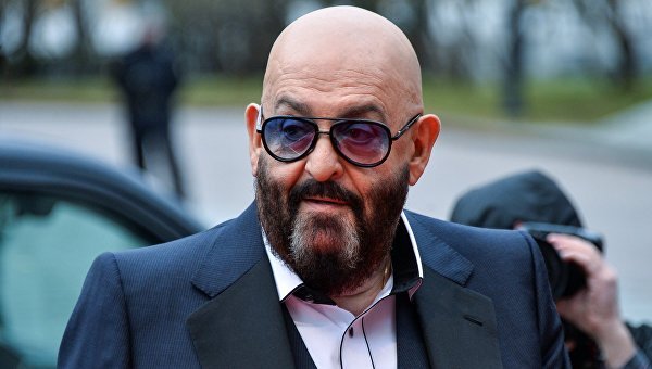 Михаил Шуфутинский - советский и российский эстрадный певец, пианист, исполнитель, музыкальный продюсер. Заслуженный артист Российской Федерации. Автор песни "3-е сентября"