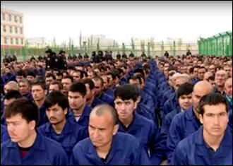 Заключенные в «лагере для перевоспитания». Фото из доклада HRW