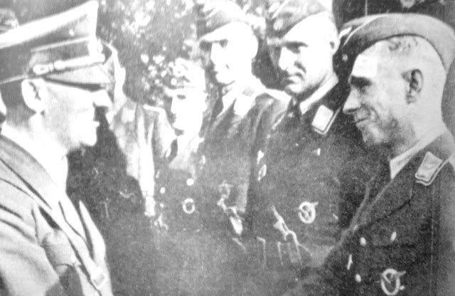 Адольф Гитлер во время посещения полевых аэродромов Люфтваффе. На фото он пожимает руку Гельмуту Ленту - лучшему на этот момент асу Люфтваффе. 14 сентября 1939 года.