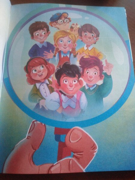 Каждая из историй составлена таким образом, что при прочтении не оставляет ощущение реальности момента, более того - вникая в суть происходящего, начинаешь чувствовать себя одним из тех, кто напрямую участвует в гуще описанных событий. Сопереживаешь главному герою Андрею, когда у него пропадают портфель и лыжи, искренне восхищаешься попугаем, которому удаётся тончайшим образом воспроизвести выученные слова, мысленно сочувствуешь Мурзику, которого запихнули в школьный рюкзак вместе с бутербродами - и понимаешь, что справедливость восторжествует, когда при излишнем любопытстве одноклассников кот может вытворять совершенно невообразимые вещи... А в завершение книги вдохновляет описание той самой первой влюблённости и первого невинного поцелуя в щёку, который бывал практически у каждого в счастливые октябрятско-пионерские годы. И, безусловно, очень хотелось бы, чтобы у этой книги образовалось не менее искромётное продолжение, ведь подобные и другие преинтереснейшие истории могут случаться в жизни в любой день...