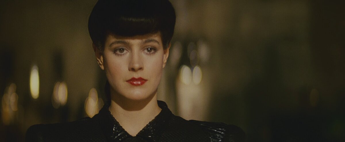 Рейчел - классическая femme fatale: тёмные волосы, красная помада, томный взгляд