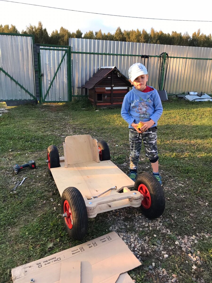 Получилась такая платформа с сиденьем и элементами рулевого управления.