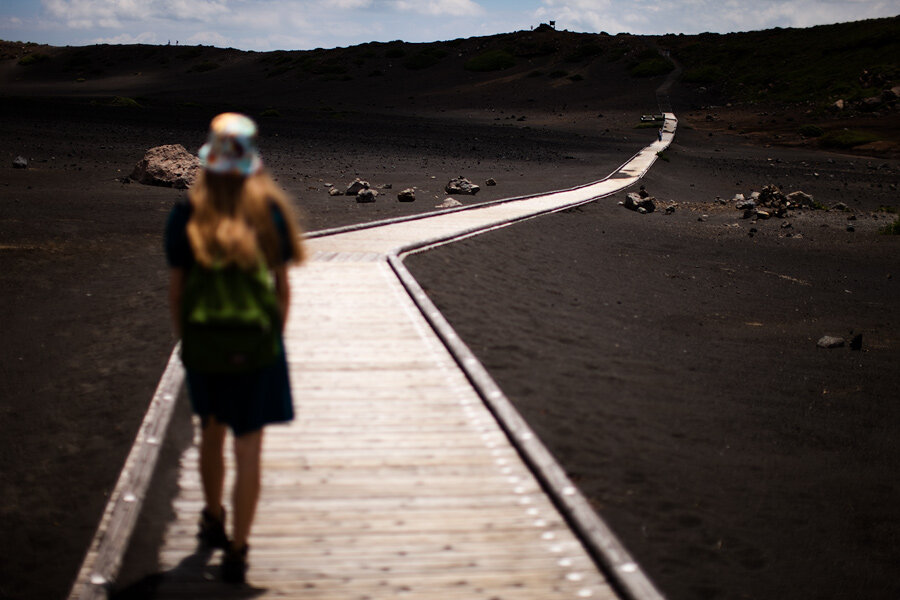 человек идет по пороге. человек идет по дороге. человек идет вперед. девушка идет по дороге. человек идущий по шоссе.