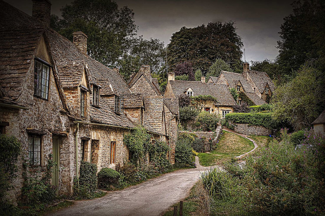 Фото:  By Lies Thru a Lens  (Arlington Row, Bibury  Uploaded by tm) [CC BY 2.0 (http://creativecommons.org/licenses/by/2.0)], via Wikimedia Commons