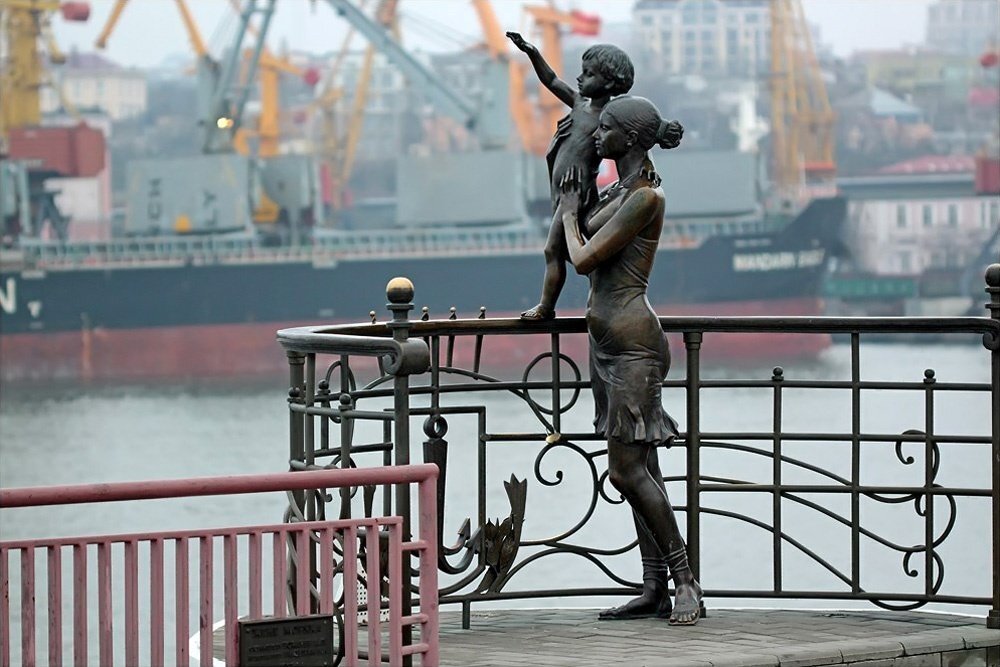 Где ещё может быть установлен памятник жене моряка, как не в портовом городе? Этот памятник установлен в Одессе в 2002 году. 
