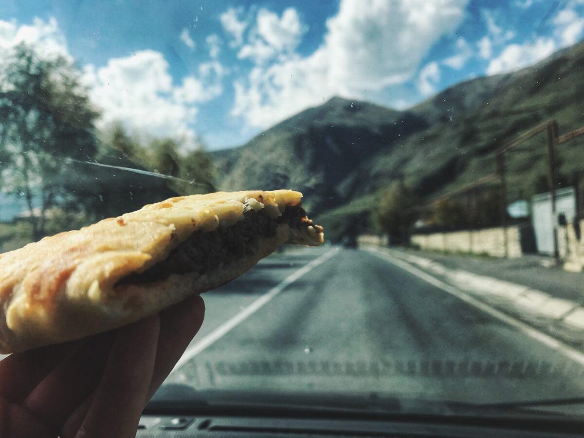 Мы взяли в дорогу осетинский пирог, чтобы не тратить время на остановки и поиск кафе