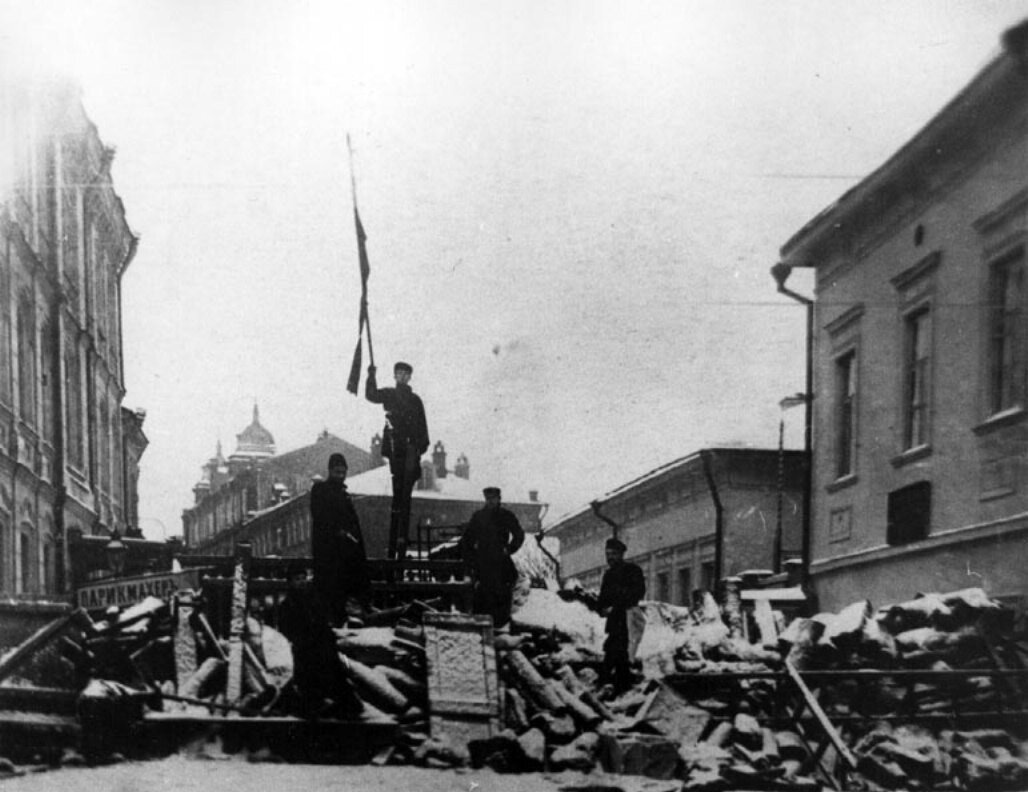                                                        Баррикада на Малой Бронной улице