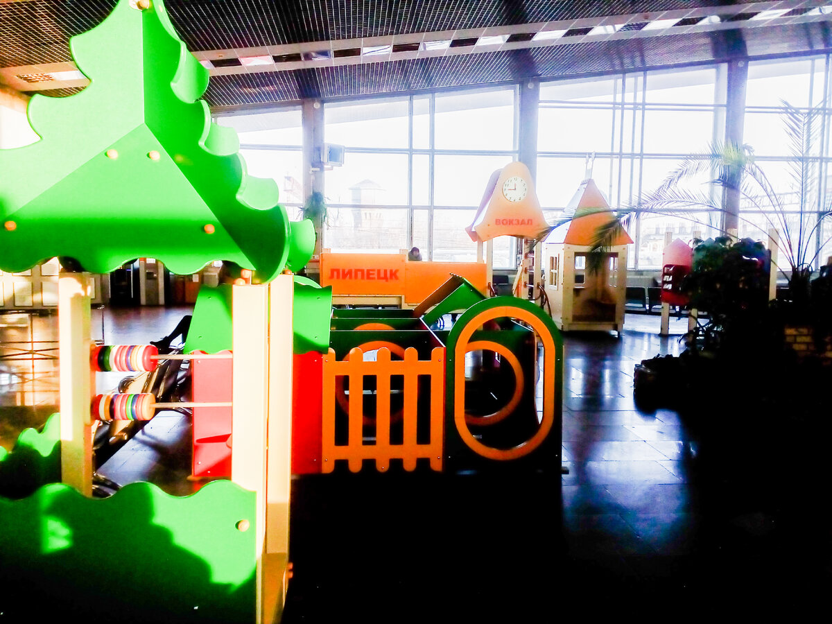 Детская площадка на Липецком железнодорожном вокзале