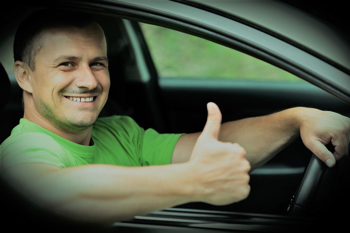 Человек с автомобилем на голове. Путешествие на машине. Человек рядом с машиной. Вождение автомобиля. Мужчина в машине.