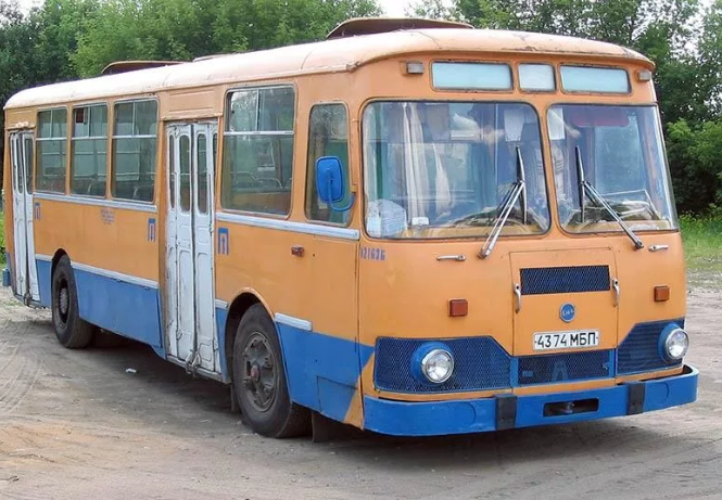 Вот точно такие автобусы ездили в 80-е годы