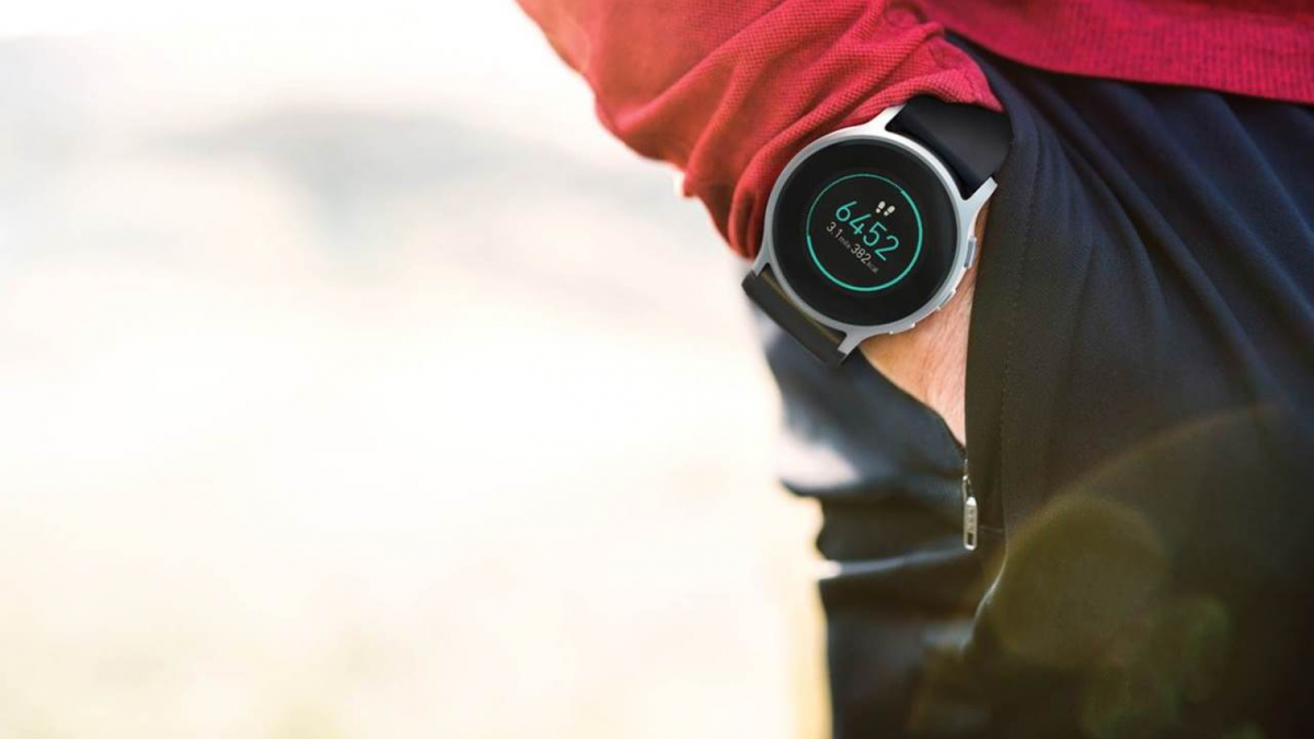 Первые часы, измеряющие давление крови, представила Omron