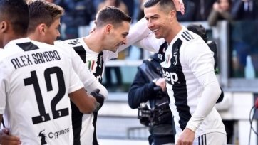 Фото: twitter.comПоследний в уходящем году матч «Ювентус» начал очень резво. Хозяева открыли счет уже на 2-й минуте. Дибала выполнил великолепную диагональ на Роналду, тот принял мяч, продвинулся вдоль линии штрафной и нанес обводящий удар под дальнюю штангу — 1:0!
